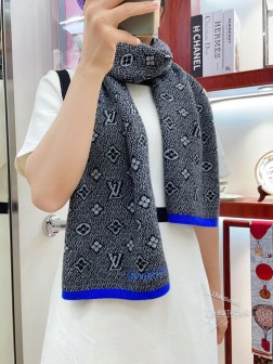 【 超级好看！！LV男士限量款！！】重磅家属福利！！！我们少之又少的男款里，超级无敌软糯针织羊绒围巾 L家专柜同步在售6000＋，这个价格真的无敌超值！亲妈价格回馈~买到绝对值！！！非常正的男士围巾~面料大爱，双面的羊绒纱线真的清晰干净，握在手里绒感真的超级无敌舒服！非常柔软很Man的风格，上身效果无敌好看！！大气简约，两面都可以围，任何男生都会喜欢的款吧，有质感不张扬！！拍照过程中已经多次被面料质感和撞色的效果迷倒。老花非常精致的点缀，有质感不张扬~~中等厚度，非常亲脖子的一款~限量男士款比常