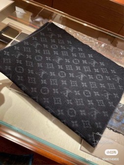  超级中意非常稳 我们的男款围巾且买且珍惜~~男款真的很少，一年也就出几款，都是出口订单所以比较难遇。男人的东西讲究少而精，好看的男款一定要收！这款LV男士围巾，款式很有男性魅力，是男款里非常Classical的设计，经典大方 面料采用的是客供的羊绒，超级无敌软糯糯，细腻柔软度都非常的好，上身效果无敌好看 大气简约，超级好看的男神配色，任何男生都会喜欢的款吧，老花非常精致的点缀，有质感不张扬~尾单余一丢丢福利大家~ 羊绒，规格30cm搭配正装或者搭配休闲装都很合适~对折挂围或者绕圈围都完全可以，