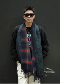 pGucci专柜最最新款，就是喜欢Gucci这种调调！长在很多人喜欢这种时髦感的审美上！！这东西%真心是跟着专柜一起的好东西！！ 一模一样的品相！！！散发高雅不凡的魅力，这款提花围巾采用柔和的双面异色配色，交替排布具有辨识度的GG图案。面料很厚实很温暖，凹造型又保暖！！温暖大绵羊！！手感巨巨巨好！可围可披可系，软糯保暖~很厚实一条足够温暖！高端客户追求的品质！这样的极品货色面料柔软而厚实！！总之，真心省钱省到家！！随便怎么围都好看，收到绝对觉得值 尺寸35。%羊羔毛