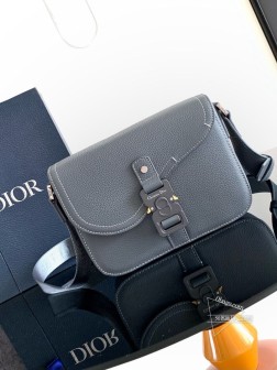 迪奥 这款马鞍信使包精巧时尚。采用深灰色粒面牛皮革精心制作,搭配马鞍翻盖,饰以铝扣开合。内部隔层宽敞,搭配一个背面插袋,可收纳各种日常用品。小号款式,搭配可调节的皮革和 Christian Dior 标志提花肩带,可肩背或斜挎。尼龙内部主隔层搭配翻盖和 CD 标志铝扣内部插袋背面插袋可调节的皮革和 Christian Dior 标志尼龙提花肩带内部饰有 Dior 压花标志编号 1ADPO049YKK_H830尺寸:23 x 17.5 x 6 厘米