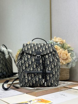 DIOR Dior 最新款大号双肩包,可可爱爱的造型 经典Oblique 老花面料,搭配抽绳设计,既复古又时 尚,容量也相当不错, 可收纳各种小件日常用品,自用超轻便顶部手柄和可调节肩带 无论大人小孩背都好好看 尺寸:23 x 26.7 x 12.5 厘米(长 x 高 x 宽)可收纳 1 个钱包、1 部手机、2 个卡夹、太阳眼镜和唇膏