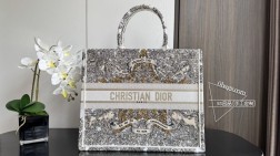 DIOR 新款 金线图腾 这款 Book Tote 手袋由 Dior 女装创意总监玛丽亚·嘉茜娅·蔻丽 (Maria Grazia Chiuri) 设计,是体现 Dior 美学的主打产品。采用奶白色面料等材质精心制作,通体饰以彼得罗·鲁福 (Pietro Ruffo) 设计的金色调 Millefiori Unicorn 图案刺绣,以充满诗情画意的花卉设计展示来自苏格兰神话的独角兽符号,可收纳各种日常用品。大号款式,正面饰以 Christian Dior Paris 标志提升格调,彰显 Dior