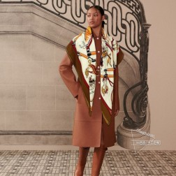 羊绒新款 买了都说好看 推荐 爱马仕双面同色羊绒方巾【驾马横档双面同色】，顶级工艺超值 爱马仕专柜爆款 立体呈现图案纹路实物档次极高 特殊工艺高端研发惊艳问世 特殊尖端工艺处理 受到白富美的喜欢 无论是品质 款式 价格都令大牌控的她们尖叫 超高性价比 绝对值得入手 尺寸：cmcm，70%羊绒+30%真丝