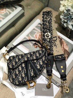 迪奥 ● 多种背法非常符合现代社会的潮流 所以搭配复古肩带 充满了街头随性风格让女性更加帅气(复古肩带需分开购买)从开料的裁片就能看出这一款在我家的热销程度!卖开了大家都了解,我家马鞍的质量有多稳定 !上图必卖的无限回购款 就是这么强势!