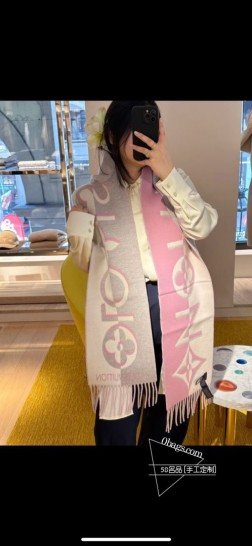  超值推荐 【 爆款，抢到就是赚到 】专柜同款 羊绒款品质美到爆两面双用男女通用款因为今年LV系列产品超级火热，LV特别为特殊客户下的当家力作围巾订单 独家实物拍摄！所见所得，颜色超级正 绝对的顶级好货，经典四叶提花logo噢！！专柜同尺寸x27 重磅推荐