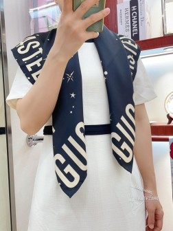 速度 下手一定要快 G家新款【星座印花90】，这款帆布斜纹真丝围巾是品牌与哆啦A梦联手推出的特别系列，巧妙融入时光旅行机器猫的经典形象 高端 大爱 真心美的让人非常非常心动 上身效果简直美翻了 品质非常完美 】整个围巾给人大牌气场的同时又非常年轻时尚感 绝对值得入手的新款 实物一拿到就会庆幸自己是女人的绝美好货 值得品鉴 完美气质品味Ditails首选 9090cm %顶极斜纹真丝