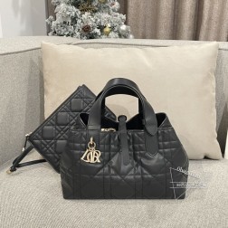 DIOR TOU-23cm 黑色包身是超大的藤格纹手柄的一侧有Dior吊坠梯形的包身中透露着优雅与休闲摸起来也是十分软糯9283A小号尺寸: x x