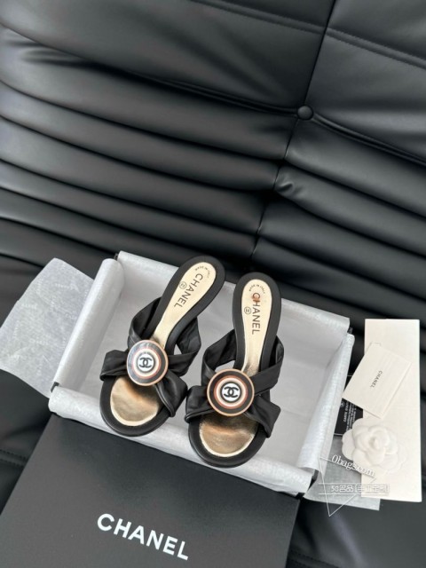Chanel Vintage中古系列大标凉鞋简约而不简单的款，上脚特别显脚细。鞋面定制面，内里垫脚羊 490