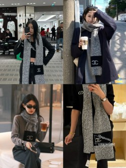 香奈儿专柜新款【CHANEL罗纹针织长巾】 美翻了[流泪]御用殿堂级极品 新款专柜在售 进口纯羊绒时尚镶边针织毛线围巾披肩美丽至极 真的 上身极为衬肤色 百搭 好看不好看自己看吧 围巾尺寸30cm，%精选纯羊绒，送礼 首选佳品