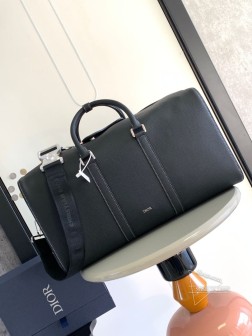DIOR 这款 Dio Lingot 50 手袋是本季新品,实用而优雅,别具一格。采用米色和黑色 Oblique 印花面料精心制作,搭配黑色粒面牛皮革细节提升格调,正面饰以“DIO”标志。拉链隔层搭配马鞍翻盖,可收纳各种日常用品。搭配可折叠的顶部手柄和可拆卸、可调节肩带,带有铝扣,可手提、肩背或斜挎。米色和黑色 Oblique 印花黑色粒面牛皮革正面磨砂金属覆层黄铜“DIO”标志内侧饰以“DIO”标志后侧贴袋内部拉链口袋双向拉链开合搭配磁性皮革翻盖可调节、可拆卸的尼龙“CHRISTIAN DIO