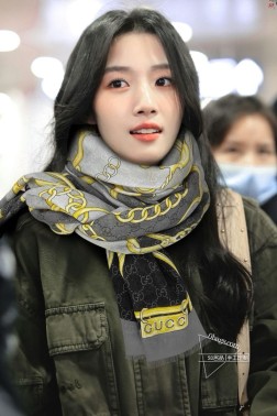  GG羊绒长巾 【GG马术图案长巾】极力推荐款 重磅进口纯羊绒围巾，最好的羊绒纤维，没有一丝杂色，真正的奢侈品中的极品，质感显得更加奢华，手感棒极了 质感品质不想多做描述 只想说，能遇到就是幸运 尺寸：cm，%精选纯羊绒