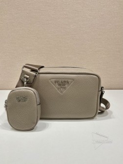 Prada普拉达斜跨包 1BH182 鹿皮纹牛皮调节肩带 A货