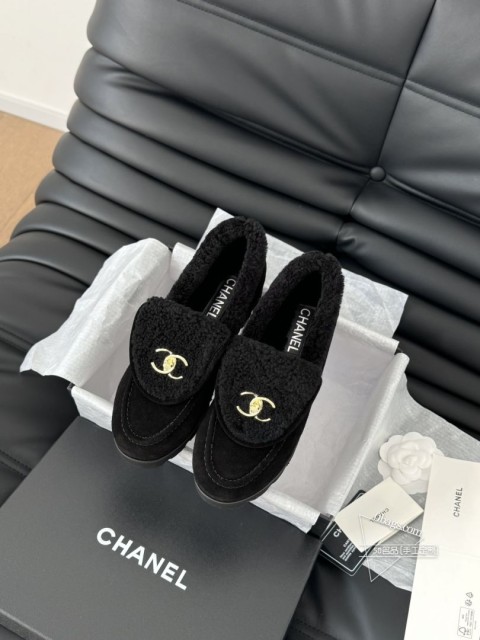 Chanel 24B新款书包扣乐福鞋回归的经典书包扣设计 特别Vintage 复古味十足拼色乐福鞋也 1029