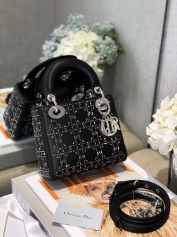 迪奥 Lady mini黑色缎面 真丝镶钻戴妃包 丝绸在不同角度灯光下闪现不同色彩明暗交接的立体感让缎面更上一个档次 无处不在的曝光率,网红人手一个 尺寸:17cm7