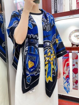 HERMES 牛逼爆款【糖果藏书章】【绝对顶级品质】 超值回馈 绝对会尖叫的专柜品质 此款是H限量款，顶级视觉盛宴 专柜限量色非常奢华 顶级丝羊绒 作品套数多难度高，非仿货所能及 全城独家登陆！海外专柜同步 绝对的顶级好货 HERMES力作！特殊渠道货卖一个少一个 70%山羊绒+30%真丝，纯手工卷边，cmcm！ 重磅推荐