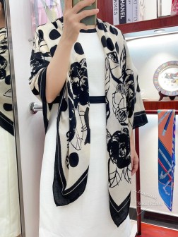 CHANEL【圈圈 花朵 】羊绒方巾 【高端 大爱 纯羊绒 婴儿触感舒服到飞 女人尤物 货极少 四季都可以用 真心美的让人非常非常心动 上身效果简直美翻了 品质非常完美 整个围巾给人大牌气场的同时又非常精致秀丽 绝对值得入手的新款 实物一拿到就会庆幸自己是女人的绝美好货 值得品鉴 完美气质品味Ditails首选 尺寸：cm，70%羊绒+30%真丝