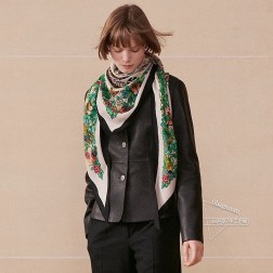 上新 顶级H家专柜最新款【丛林之爱大三角巾】多功能三角巾 ，色彩明丽，格调高雅而随性，捕捉一瞬间的灵感融入作品之中，将美的含义发挥到极致。70%羊绒+30%真丝，规格：94188