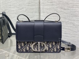 DIOR 蒙田30 Montaigne East-West 链条款自带法式复古感的老花蒙田经典爆款砖柜的购买率现在是最高的一只可可爱爱的蒙田实用保值的首选!跟着买就对了! Size;24×17×8cm