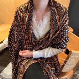 上新 千呼万唤 王者 回归你永远可以相信驴《LV》老花的经典无论时代如何变迁，时尚如何演绎 monogram永远都是Lv的标志【70长巾双面同色 】双面同色三色上新