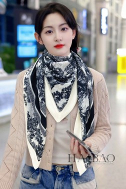 羊绒新款 买了都说好看 推荐 爱马仕双面同色镶边方巾【露天花园镶边】，顶级工艺超值 爱马仕专柜爆款 立体呈现图案纹路实物档次极高 特殊工艺高端研发惊艳问世 特殊尖端工艺处理 受到白富美的喜欢 无论是品质 款式 价格都令大牌控的她们尖叫 超高性价比 绝对值得入手 尺寸：cmcm，%澳毛