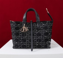 DIOR D ior Toujours 手袋这款 D ior Toujours 手袋于二零二四冬季系列发布秀精彩亮相,休闲实用的设计别具一格。采用米色绒面革精心制作,饰以超大藤格纹缉面线,宽敞的内部隔层搭配小袋,可整齐收纳各种日常用品。设有皮革系带开合,可安全收纳各种物品,另有 CD Lock 字母 D 旋钮式开合,可调节两侧,提升格调。小号款式,皮革手柄带有可调节细节,可轻松手提。双开合设计:纤细系带和 Christian D ior Paris 系带搭配 C D Lock 扣环D.I.O.R