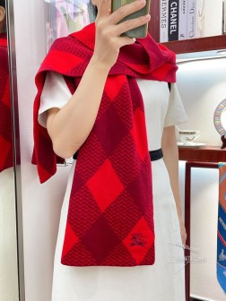 BURBERRY双面围巾，火爆了的款，当红炸子鸡 中性风，男女都可以戴，买一条两个人换着戴戴戴，两面不同色，超级百搭，大字母Logo简约大牌！正反双色，完全等于2条围巾！！专柜热卖的新款，超级保暖！B家又一次将双色用在了围巾上，效果是超级棒的，这款真心推荐，采用零点底绒法，围巾超级柔暖舒服！上身就是神奇的高级，与众不同，独一份的美！！！极简却又经典永恒！！！！尺寸规格：x35。%澳洲细羊毛可以媲美羊绒的原料，手感好不扎，35宽的尺寸也可以当小披肩了。