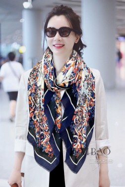  GG羊绒长巾 【GG缤纷花卉长巾】极力推荐款 重磅进口纯羊绒围巾，最好的羊绒纤维，没有一丝杂色，真正的奢侈品中的极品，质感显得更加奢华，手感棒极了 质感品质不想多做描述 只想说，能遇到就是幸运 尺寸：cm，%精选纯羊绒