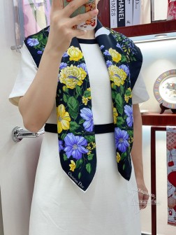 【双面同色】高级感爆棚 CD DIOR【花朵 世界 90】高级时髦风 配色非常考究,图案匠心,上身简直美得太惊艳了 融入日常的单品,可以搭配很年轻的穿搭方式。它足以让任何一件平庸的服装变得惊艳无比,有着丰富搭配功能 柔软.手感,光泽感,卷边都做的非常好,定制级面料.赋予了围巾更非常容易造型.简单的搭配却给人非常舒适有品味的大牌感…推荐 9090cm顶级斜纹真丝方巾