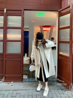 免代购 极品 Fendi今年最火的围巾 全世界都在抢的老花FF字母款 主打的限量大极品 专柜也是有钱也很难买到的好玩意儿 正儿八经的好东西，真材实料一模一样，这样的一条非常耗原料 据说目前很多专柜断货~~真的相当的百搭，上身气质UpU 有正品的拉出来再对比下我们的，简直一模一样，标签编号吊牌主标什么的都是一模一样 代购卖＋，买到偷着乐吧，这是一个香港公司的出口订单 总之是惊喜。不要嫌少，这种规格越来越少且珍惜。上身效果气场非常强大！纯手工精梳处理。绝对是重磅！不同于希望的围巾组织构造，这款围巾的