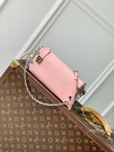 LV M25445粉色驼鸟纹 Slim Trunk 手袋，软牛皮革，铆钉边框