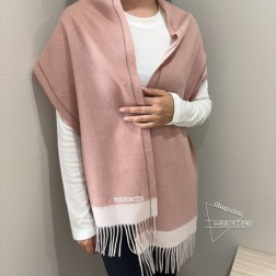 羊毛版本 Hermes · 爱马仕 怒赞自留 我们的男款围巾且买且珍惜~~男款真的很少，一年也就出几款，都是出口订单所以比较难遇 男人的东西讲究少而精，好看的男款一定要收 这款H男士围巾 【 重磅纯羊绒顶级深度水波纹 】 款式很有男性魅力，是男款里非常Classical的设计，经典大方 面料采用的是客供的阿尔巴斯超细山羊绒，细腻柔软度都非常的好，有轻微的水波纹，非常漂亮。上身效果无敌好看 大气简约，超级好看的男神配色，任何男生都会喜欢的款吧，小小Logo非常精致的点缀，有质感不张扬~尾单余一丢丢