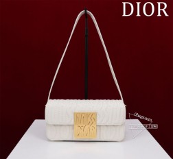 迪奥 Miss Dior Allover尺寸:22 x 11 x 6 厘米(长 x 高 x 宽)可收纳 1 部手机、1 个钱包和唇膏 这款 Miss Dior 翻盖手袋于迪奥二零二四秋冬成衣系列发布秀上全新亮相重新诠释 Dior 经典款式的现代优雅气质。采用粉色绗缝牛皮革精心制作饰以本系列经典的 Miss Dior Allover 图案灵感源自马克·博昂 (Marc Bohan) 的 Dior 设计档案以现代风格全新演绎  年代时尚风格。搭配对比鲜明的复古金色饰面时尚金属饰牌饰以 Miss Di