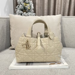 迪奥 TOU-23cm 米色 通过调节背带长短及包口两侧的挂钩实现包型和背法的多样变化包内有个小皮袋包包容量很大,小号日常搭配造型,中号外出旅游的时尚单品手袋。小号尺寸: x x