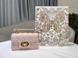 迪奥 迷你号 Dior Jolie 升级版款号:0069 胭脂粉这款 Dior Jolie 手提包是二零二四春夏成衣系列新品兼具优雅气质与实用功能。采用胭脂粉色牛皮革精心制作饰以藤格纹缉面线双重翻盖饰以 CD 标志提升格调点缀以白色树脂珠饰三隔层和拉链口袋可收纳各种日常用品可与日常或晚装造型搭配。迷你款式搭配可拆卸手柄与可拆卸链条肩带肩带由皮革带和 CD 标志链环组成饰以白色树脂珠饰可舒适手提、肩背或斜挎尺寸:19 x 12 x 6 厘米(长 x 高 x 宽)