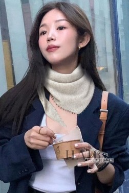  皮雅娜【LP钉珠羊绒三角巾】LP羊绒世家，羊绒界的新贵，只做最好的皮雅娜自己可以去看看哦，他家的价格估计会让你却步，太贵了，简直是贵族的价格。此款针织人字暗纹提花羊绒，具有超高羊绒品质才会被此品牌青睐这种羊绒精品围巾是市场上及其少见的，真是超级高端货只有这种大品牌才会拥有时尚装饰，环绕颈间大方得体。简单而不简陋，清淡而不失装饰。材质：%最顶端野山羊绒