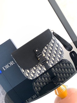 迪奥 这款 A5 马鞍手拿包以时尚优雅的设计提升经典马鞍系列的格调。采用米色和黑色 Oblique 印花面料精心制作,搭配黑色粒面牛皮革马鞍翻盖,点缀以 Christian Dior 标志铝扣。款式实用,设有主隔层和背面插袋,搭配可拆卸的 Christian Dior 标志腕带,可手提或放入手袋中。主隔层搭配翻盖和 CD 标志铝扣背面插袋可拆卸的 Christian Dior 标志尼龙提花腕带内侧饰有 Dior 压花标志内含防尘袋尺寸:29 x 21.5 x 3.3 厘米型号442