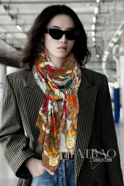  GG羊绒长巾 【GG包带与花卉长巾】极力推荐款 重磅进口纯羊绒围巾，最好的羊绒纤维，没有一丝杂色，真正的奢侈品中的极品，质感显得更加奢华，手感棒极了 质感品质不想多做描述 只想说，能遇到就是幸运 尺寸：cm，%精选纯羊绒