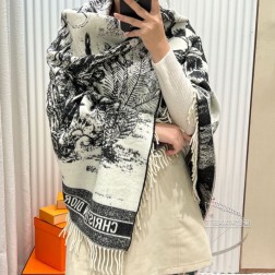 P【金线老花双面长巾】【 LV最新金丝款 时髦超级有气场！！全网最高版本欢迎比对 ！！！】老花披肩有了新感觉，真的美爆了，很有质感！！【最高版本！产品编号等信息全部一致，专柜最新防伪品相！】亲妈超值价格吊打乱七八糟版本！欢迎比对~真心超值超赞！！Simply LV 围巾将全幅经典 Monogram 图案瞩目放大，加以金线点缀，阐述路易威登设计传承的同时点亮日常着装焦点，搭配纤长流苏，成就 Reykjavik 围巾和 Logomania 围巾之外的闲适之选。上身很有气场！！！绝对是最高级的气质，对