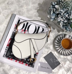 DIOR 【小号】Saddle Bag 在众多的马鞍包里这只SaddleBag是最还原马鞍的样子的所以包型十分特别,而且很有辨识度 背上身特别吸睛最大的亮点是包身上的金属装饰 不仅包盖上挂着首字母D连接包身和手柄的也是个做旧的CD字样非常精致 老花Oblique的款式近两年都是最火爆的跟之前的中古版本有所不同 时尚却保持了复古的年代感 小牛皮版本依旧高级,皮质光滑亮眼搭配各种复古肩带,别有一番味道 这次的Saddle有两个size小号可爱得不得了 大号也没有很大 两个尺寸不挑人都很好驾驭个人非常