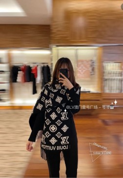  红色出货 LV3D围巾为柔软毛绒混纺织入Monogram图案，再以撞色羊毛皮演绎瞩目3D效果。剪花工艺令两面呈现迥异肌理，兼具创意巧思与潮流风范。34x厘米(高x长度)·x34厘米(不含流苏)·90%绵羊毛，9%山羊绒，1%桑蚕丝·3D效果 Monogram 图案·路易威登标识·流苏饰边