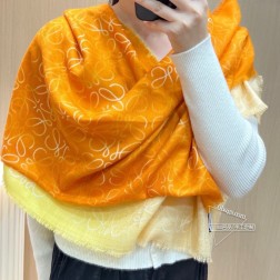 渐变双面v罗意威人字纹真丝加羊绒渐变秋季薄款围巾 完美的原料配比 垂感亲肤感一流 质地细腻柔软 ，秋季超级适合 渐变的造型设计，仙气飘飘 ，三色渐变配色 怎么搭配都美 规格90