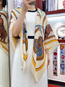 新款 HERMES买了都说好看 推荐 【盛宴 】羊绒方巾，顶级工艺超值 爱马仕专柜爆款 立体呈现图案纹路实物档次极高 特殊工艺高端研发惊艳问世 特殊尖端工艺处理 受到白富美的喜欢 无论是品质 款式 价格都令大牌控的她们尖叫 超高性价比 绝对值得入手 尺寸：cmcm，70%羊绒+30%真丝