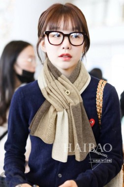 上新 Loro piana 独家牛货 【LP拼色围脖】 多功能围脖想怎么围就怎么围，低调奢华，由于是出口韩国订单，每款数量才几十条，全部有授权有合同的好东西 一样材质.一样流水线.一样的工艺.全部今年流行色 采用%山羊绒.卖一条少一条的好货 且不用担心面料因为出口的原料固色度都是一级定期抽查...一等一好货 3395cm