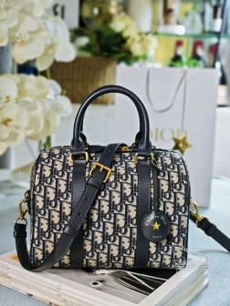 DIOR 新款保龄球中号提花枕头包这款 Dior Groove 20 手袋是二零二四冬季成衣系列新品由玛丽亚·嘉茜娅·蔻丽 (Maria Grazia Chiuri) 设计优雅时尚。采用蓝色 Oblique 印花面料精心制作皮革钥匙包饰以 Christian Dior Paris 标志并点缀以金色饰面星星,别具一格。随挂钥匙可打开拉链挂锁宽敞的隔层设有一个插袋和一个拉链口袋,可收纳各种日常用品。搭配皮革顶部手柄和可调节、可拆卸的肩带,可手提、肩背或斜挎,是打造日常造型的理想手袋。拉链开合,搭配镌