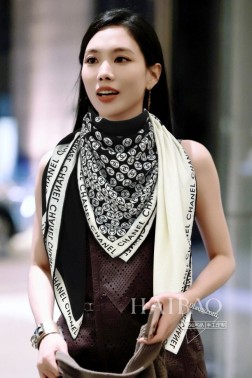 高端定制 CHANEL双面同色羊绒方巾【CHANELLogo拼色双面同色】 抢 VIP推荐 下手一定要快【高端 大爱 女人尤物 货极少 四季都可以用 真心美的让人非常非常心动 上身效果简直美翻了 品质非常完美 整个围巾给人大牌气场的同时又非常精致秀丽 绝对值得入手的新款 实物一拿到就会庆幸自己是女人的绝美好货 值得品鉴 完美气质品味Ditails首选 VIP们 上 cm %顶级羊绒