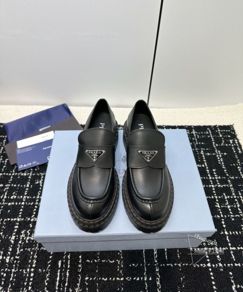 代购级Prad普拉达 24ss 秋冬 厚底三角标乐福鞋 时尚厚底休闲乐福鞋 独到味道，人人都爱也轻松 352