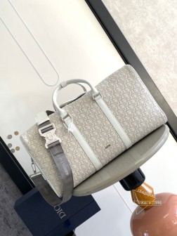 迪奥 这款 Dio Lingot 50 手袋是本季新品,实用而优雅,别具一格。采用米色和黑色 Oblique 印花面料精心制作,搭配黑色粒面牛皮革细节提升格调,正面饰以“DIO”标志。拉链隔层搭配马鞍翻盖,可收纳各种日常用品。搭配可折叠的顶部手柄和可拆卸、可调节肩带,带有铝扣,可手提、肩背或斜挎。米色和黑色 Oblique 印花黑色粒面牛皮革正面磨砂金属覆层黄铜“DIO”标志内侧饰以“DIO”标志后侧贴袋内部拉链口袋双向拉链开合搭配磁性皮革翻盖可调节、可拆卸的尼龙“CHRISTIAN DIO”标