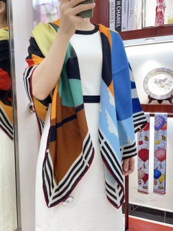 专柜同步 Hermes家买了都说好看【马术比赛 】 推荐 顶级工艺超值 爱马仕专柜爆款 羊绒方巾 立体呈现图案纹路实物档次极高 特殊工艺高端研发惊艳问世 特殊尖端工艺处理 受到白富美的喜欢 无论是品质 款式 价格都令大牌控的她们尖叫 超高性价比 绝对值得入手 70%山羊绒+30%真丝，尺寸：cmcm