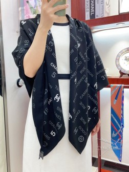 【双面同色】CHANEL【字母LOGO】羊绒方巾 抢 VIP推荐 下手一定要快【高端 大爱 纯羊绒 婴儿触感舒服到飞 女人尤物 货极少 四季都可以用 真心美的让人非常非常心动 上身效果简直美翻了 品质非常完美 整个围巾给人大牌气场的同时又非常精致秀丽 绝对值得入手的新款 实物一拿到就会庆幸自己是女人的绝美好货 值得品鉴 完美气质品味Ditails首选 VIP们 上 尺寸：cm。丝绒款