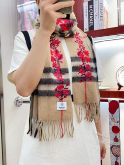 Burberry家红花刺绣围巾【羊绒款】 新推出的红花刺绣款围巾！经典格纹为底，搭配精致红花刺绣，彰显气质 这款是限量款，官网6700+，男女通用款，必必必收！最流弊的品质亲妈价格造福人间~教你识好货，独家最顶级，没有之一！！！极品巨献，大B家硬货 殿堂级品质最新Burberry 质感真的是一级棒 ~~人手一条必入推荐bur重磅系列，品质真的绝了 你看图片应该都能感受到非凡的质感 这个售价在他们家羊绒类围巾算价高的，但你收到实物就发现贵有贵的理由 真心柔软，原料顶级工艺顶级，很费原料，十足的温暖